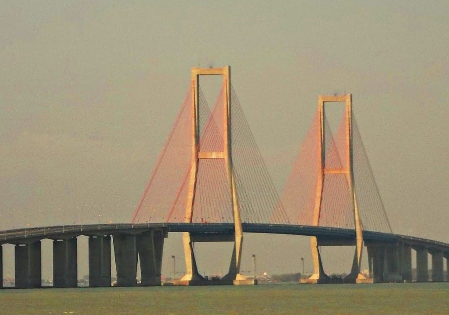 Jembatan Nasional Suramadu di sore hari