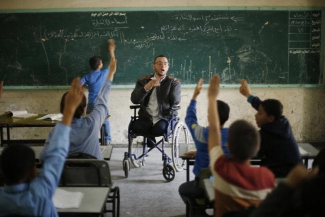 Ahmed al-Sawaferi Mengajar di kelas sekolah dasar
