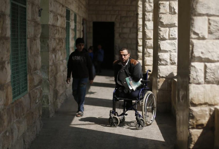 Ahmed al-Sawaferi mengayuh kursi roda sendiri