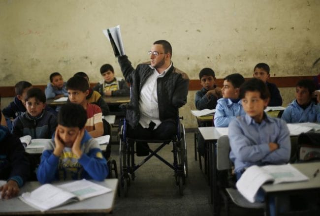 Ahmed al-Sawaferi mengajar di kelas