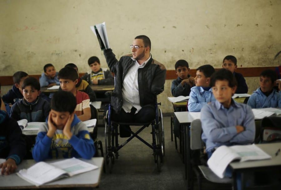 Ahmed al-Sawaferi mengajar di kelas