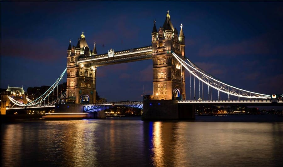 Keindahan Tower Bridge di malam hari