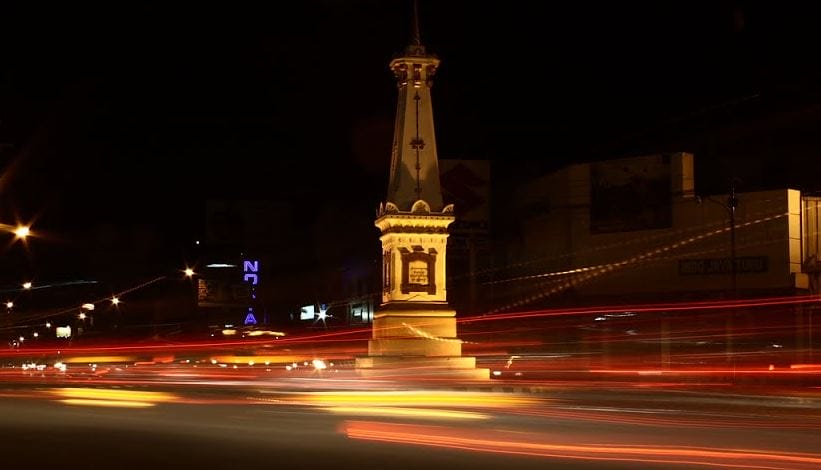 Tugu Jogja di perempatan Jalan Pangeran Mangkubumi, Jalan Jendral Soedirman, Jalan A.M Sangaji dan Jalan Diponegoro.