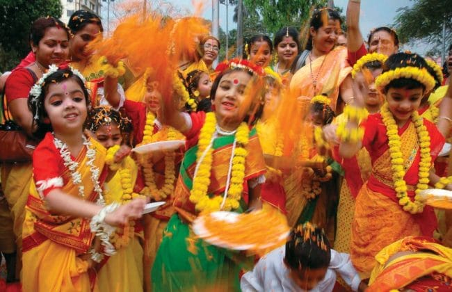Holi atau Festival Warna anak-anak di India