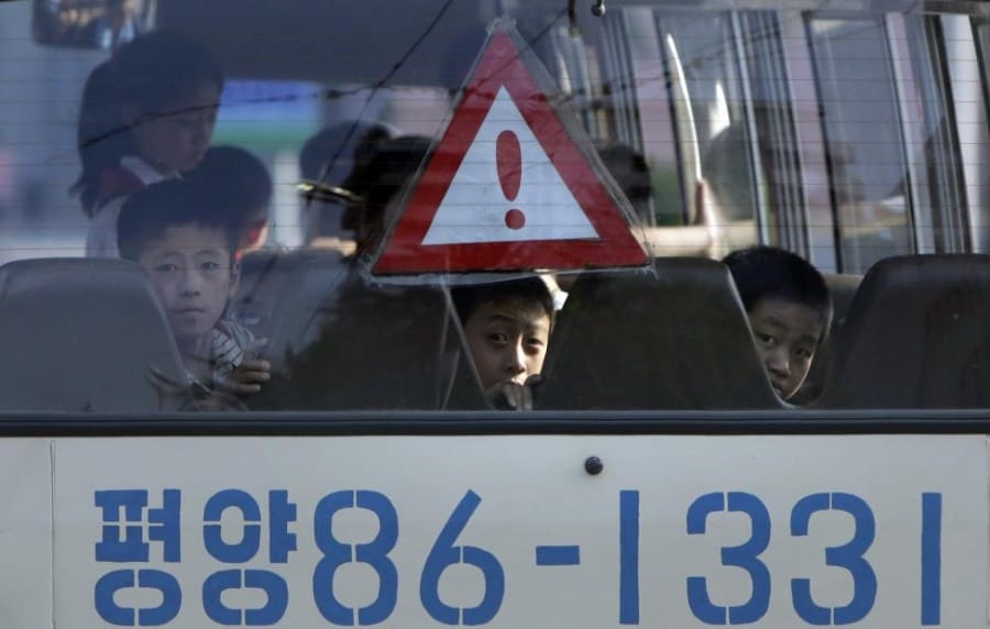 Anak-anak Sekolah Berangkat Naik Bus Sekolah