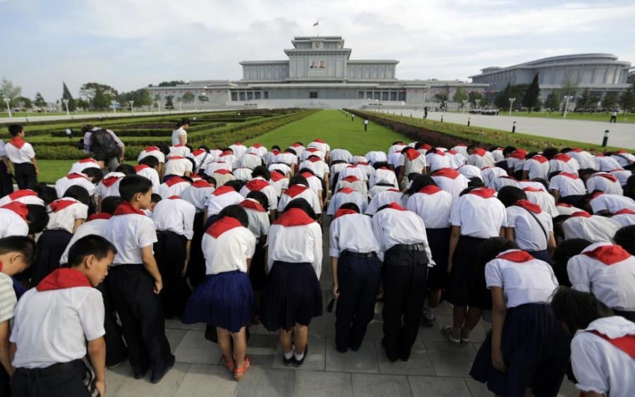 Memberikan Penghormatan Kepada Tempat Disemayamkannya Pemimpin Korea Utara Memberikan Penghormatan Kepada Tempat Disemayamkannya Pemimpin Korea Utara