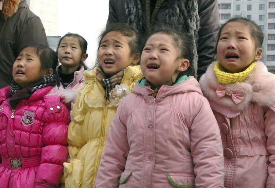 Menangisi Kepergian Kim Jong Il Menangisi Kepergian Kim Jong Il