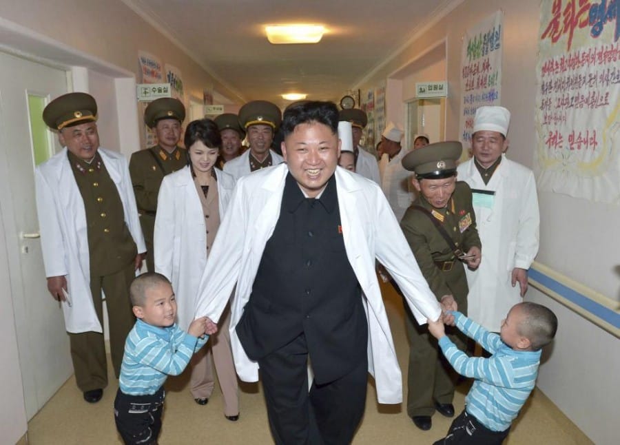 Kim Jong Un Bermain dengan anak-anak selama kunjungan di rumah sakit
