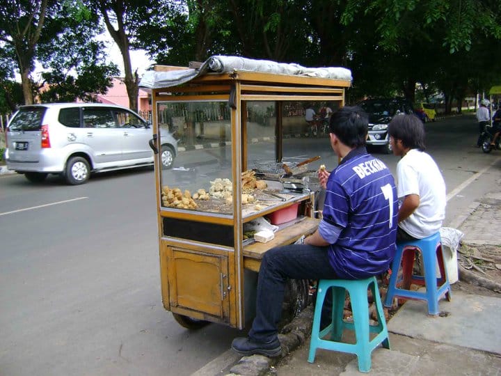 Penjual gorengan di pinggir jalan