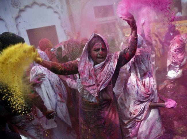 Holi atau Festival Warna Untuk Para Janda di India