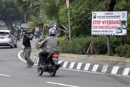 Menyeberang jalan sembarangan