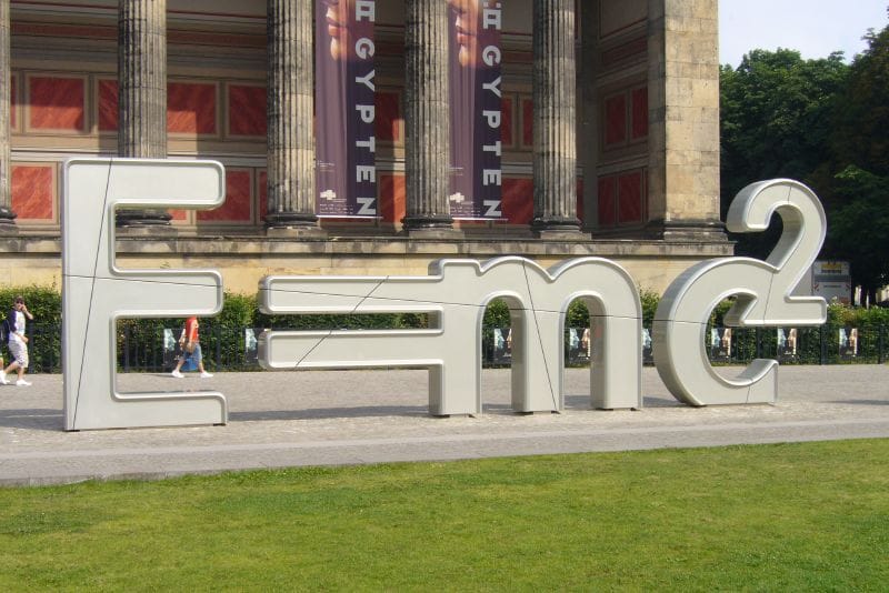Plang E=mc2 di depan sebuah museum di Berlin