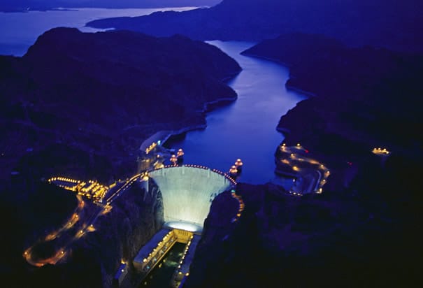 The Hoover Dam saat malam hari