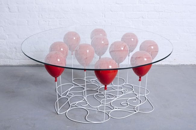 Meja Dengan Penyangga Balon