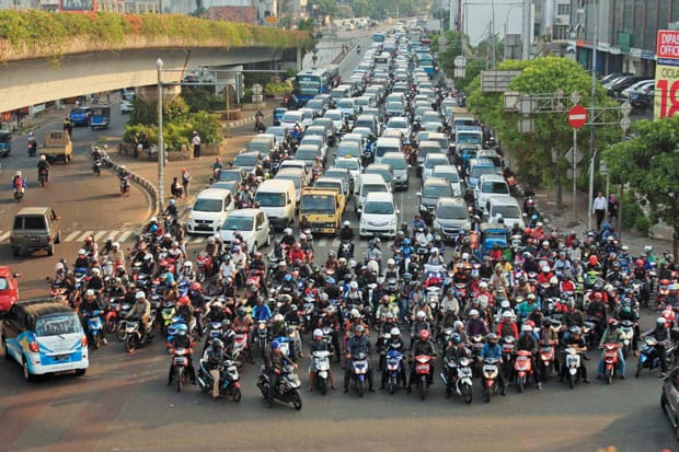 Melanggar batas marka jalan