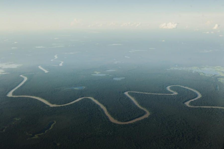 Pandangan udara dari anak sungai dari sungai Solimoes, salah satu anak sungai utama dari Amazon