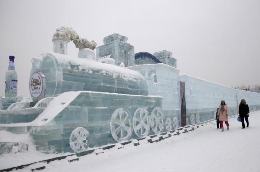 Patung Kereta yang Terbuat dari Es