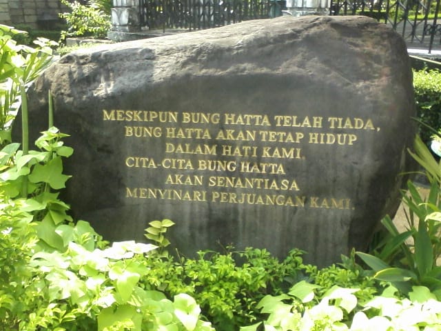 Batu Prasasti Penghormatan Bagi Bung Hata di Areal Kompleks Makam Bung Hatta.