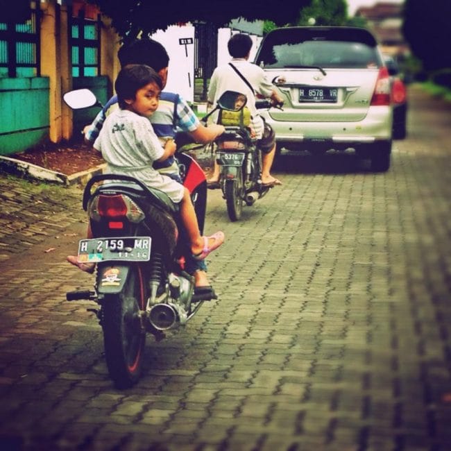 Anak kecil naik motor