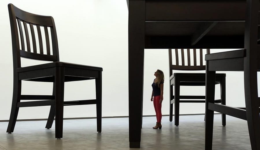 Seni surreal meja dan kursi raksasa