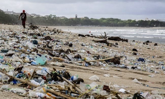 Sampah di Pantai Kuta