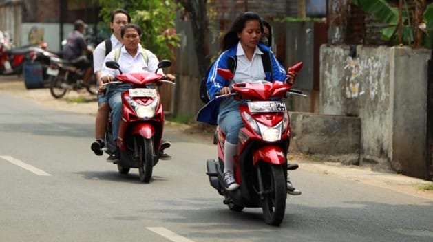 Anak sekolah naik motor