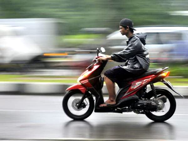 Pengendara motor yang tidak memakai helm