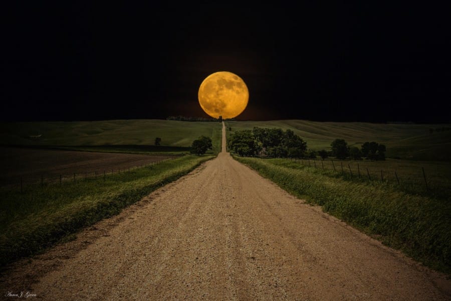 Supermoon di sebelah tenggara Dakota