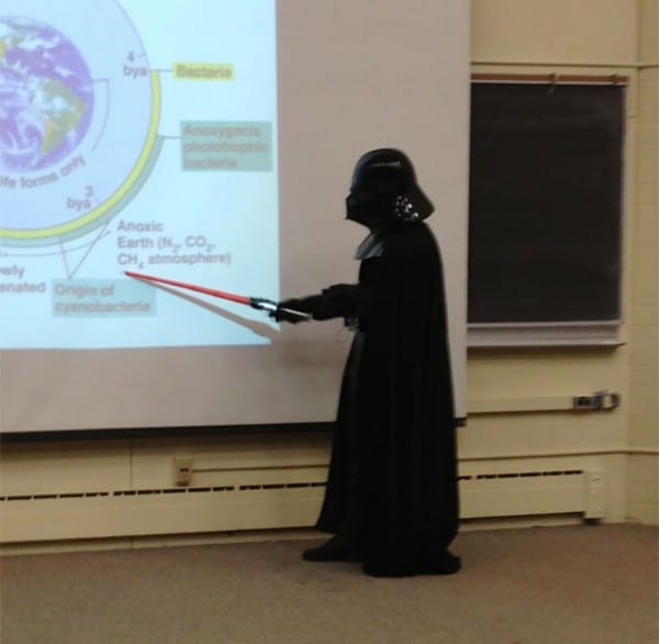 Guru Mikrobiologi yang mengenakan kostum Darth Vader