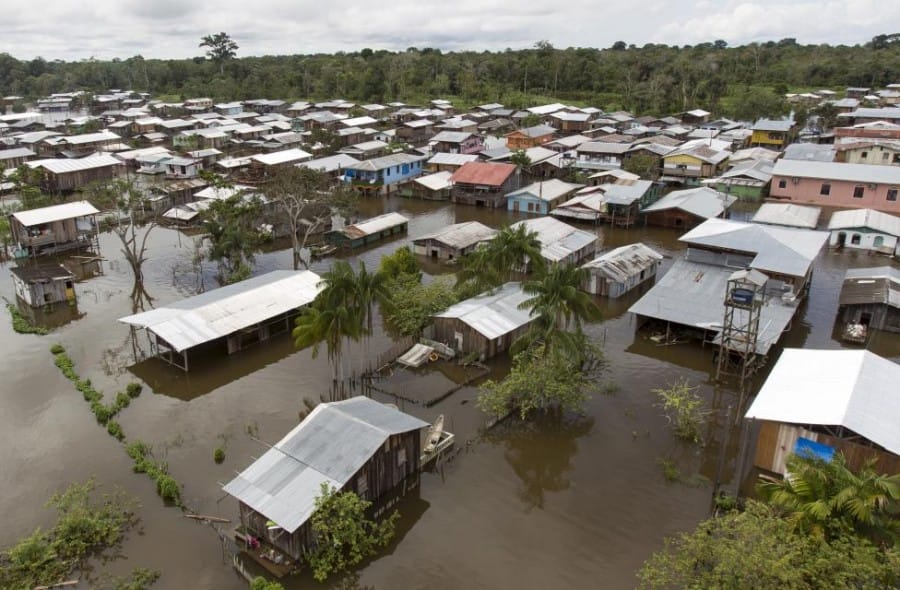 banjir mengenai rumah penduduk