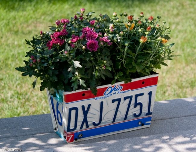 Plat nomor kendaraan diubah menjadi pot bunga