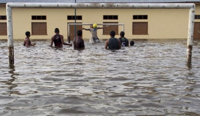 main bola saat banjir