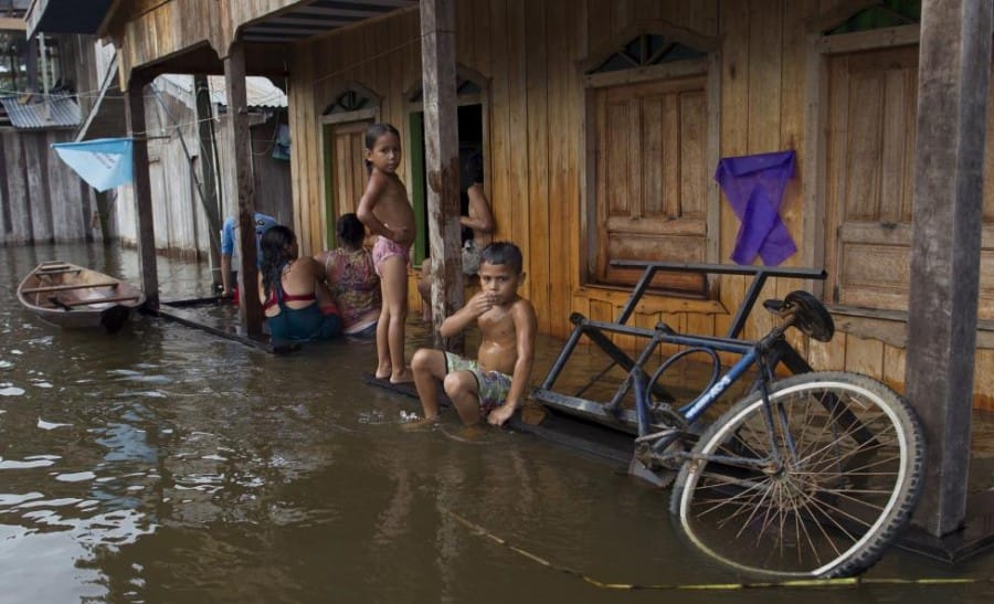 menikmati banjir