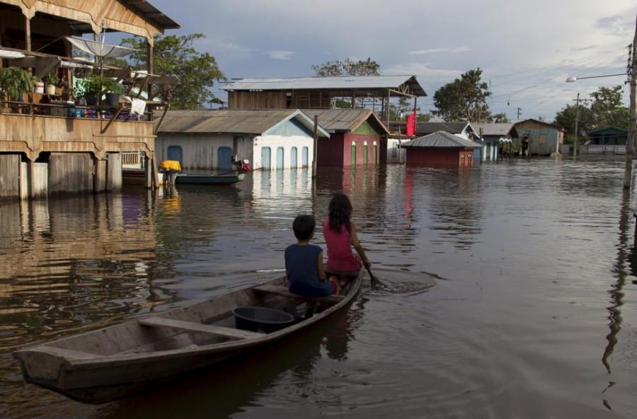 naik perahu saat banjir