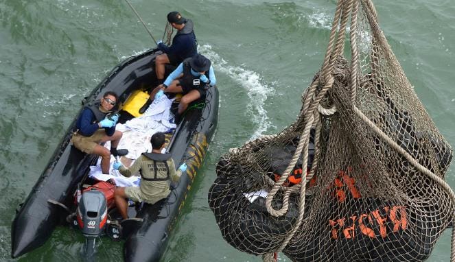 Pesonel Pasukan Katak Mengangkat Jenazah Pesonel Pasukan Katak Mengangkat Jenazah