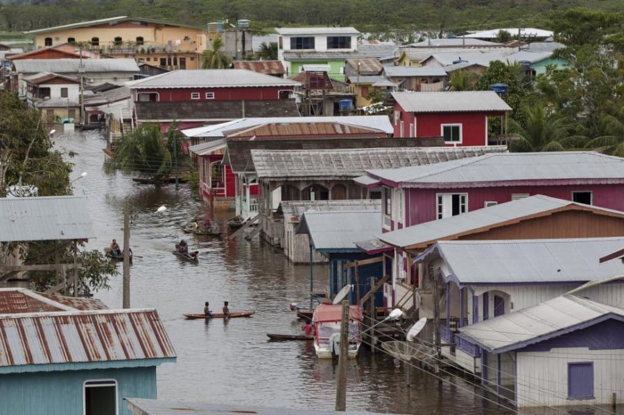 terkena banjir sungai amazon