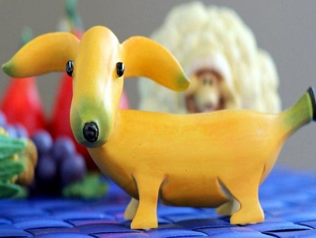 ukiran anjing dari buah pisang