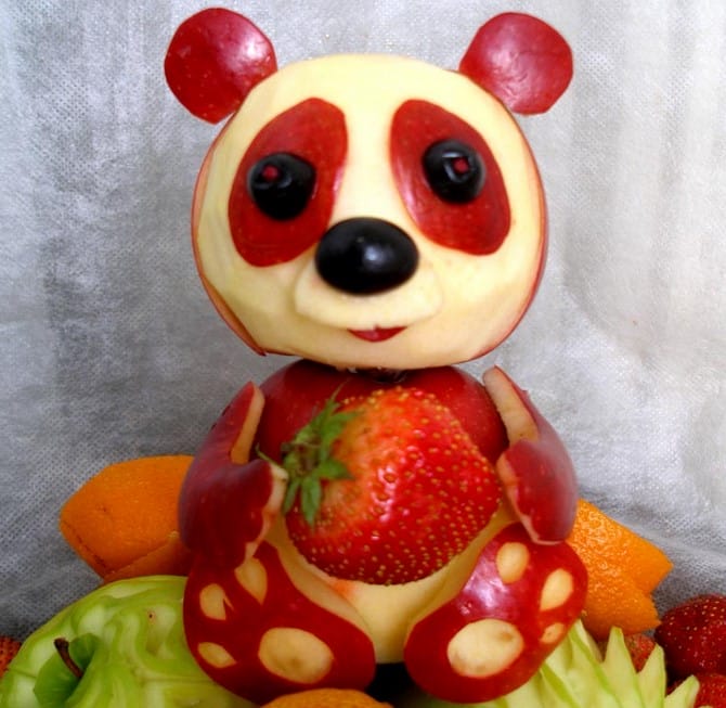 ukiran boneka beruang dari kombinasi buah