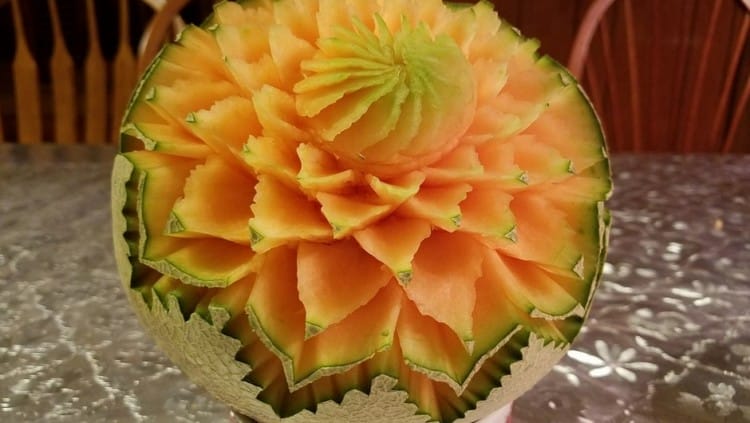 ukiran bunga unik pada buah melon
