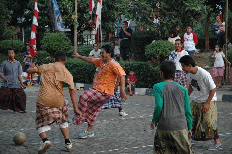 Sepak Bola Sarung