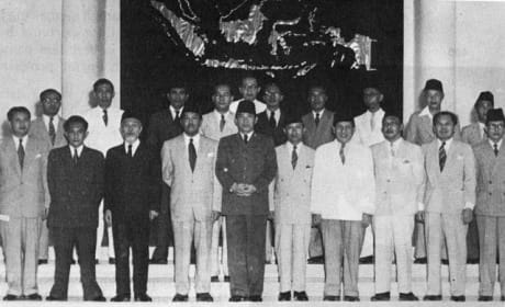 Biografi Soekarno bersama kabinetnya.