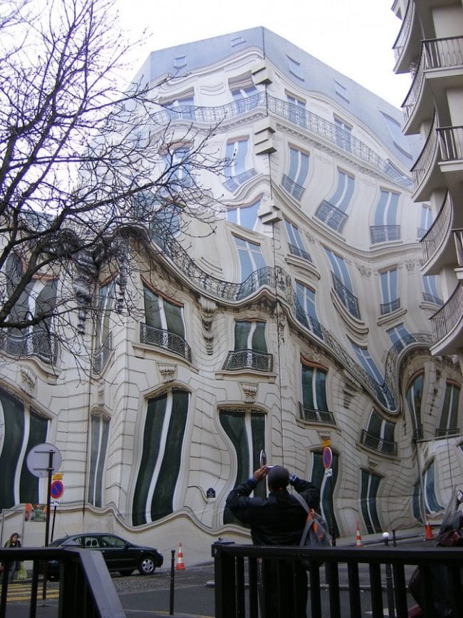 Bangunan Hausmannian di Georges V Ave, Paris