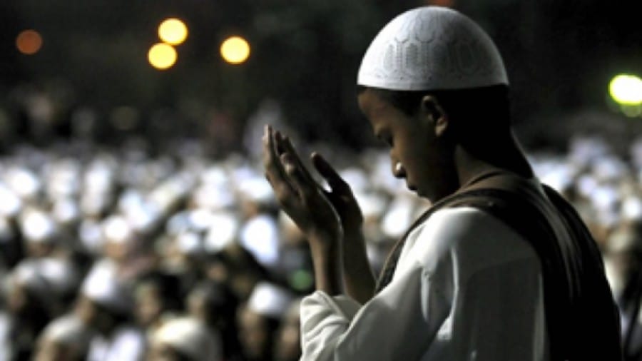 Seorang Muslim Dzikir dan Sholat Subuh Berjamaah