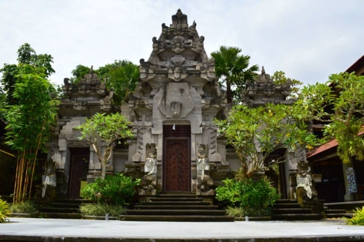 Museum Puri Lukisa salah satu wisata ubud