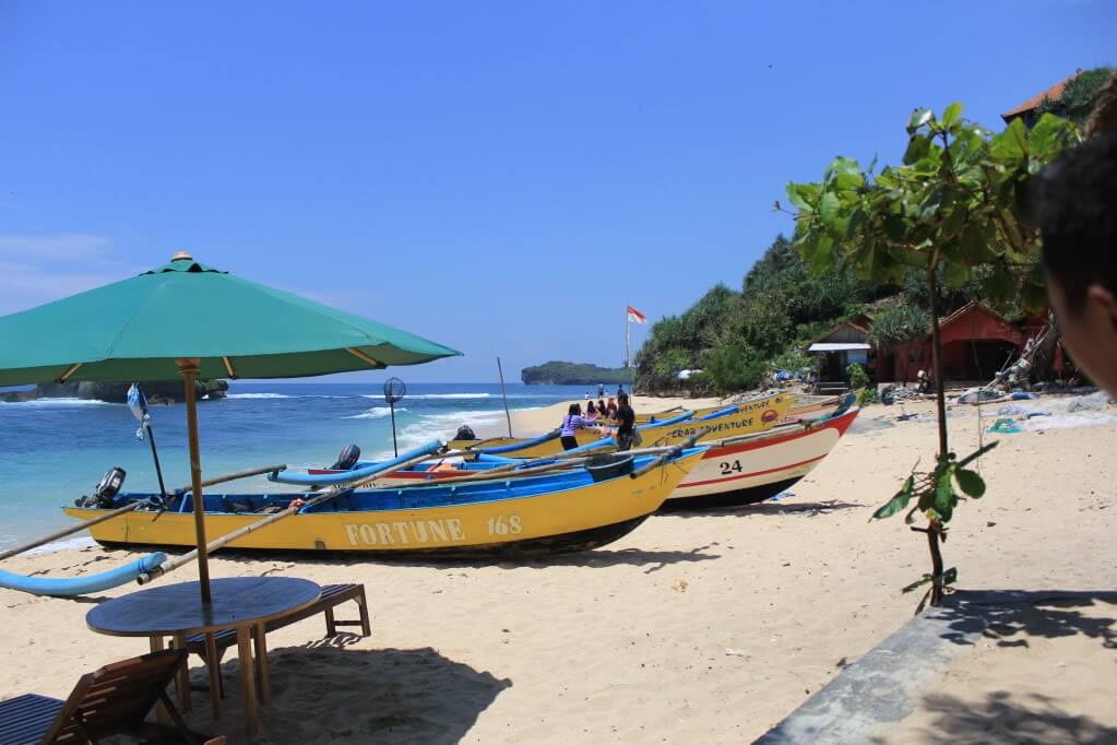 pemandangan pantai ngandong yang masih bersih