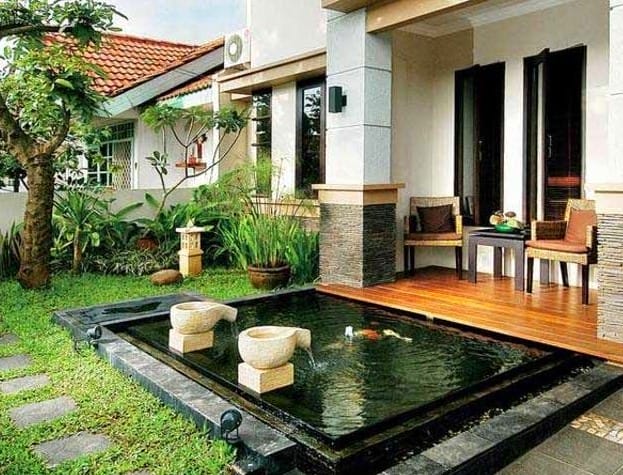 Teras Rumah Dengan Kolam Ikan