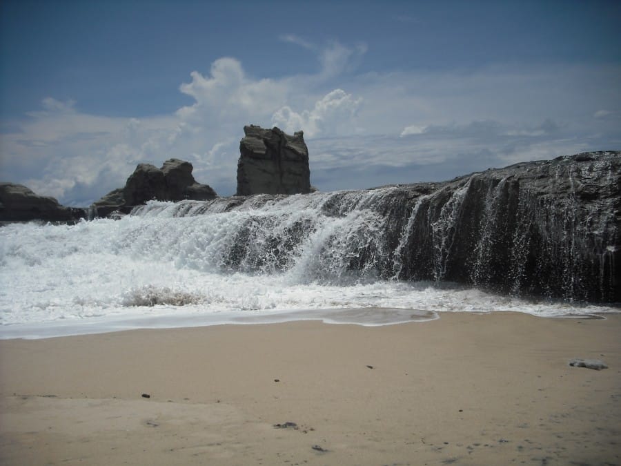 Air Terjun di Pantai Klayar