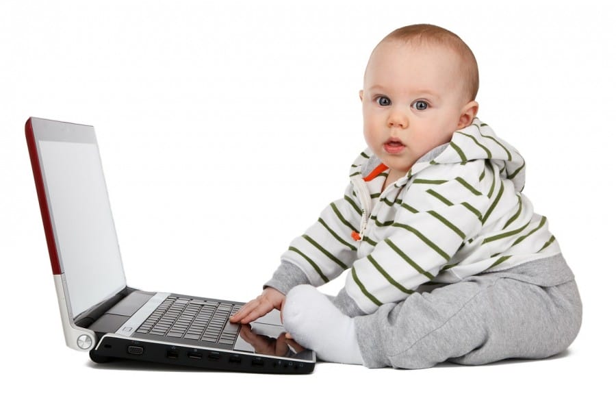 Gambar Lucu - Anak sedang beramain laptop