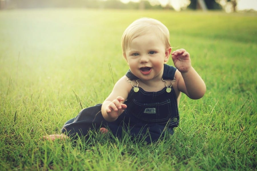 Gambar Lucu - Anak sedang beramain di padang rumput