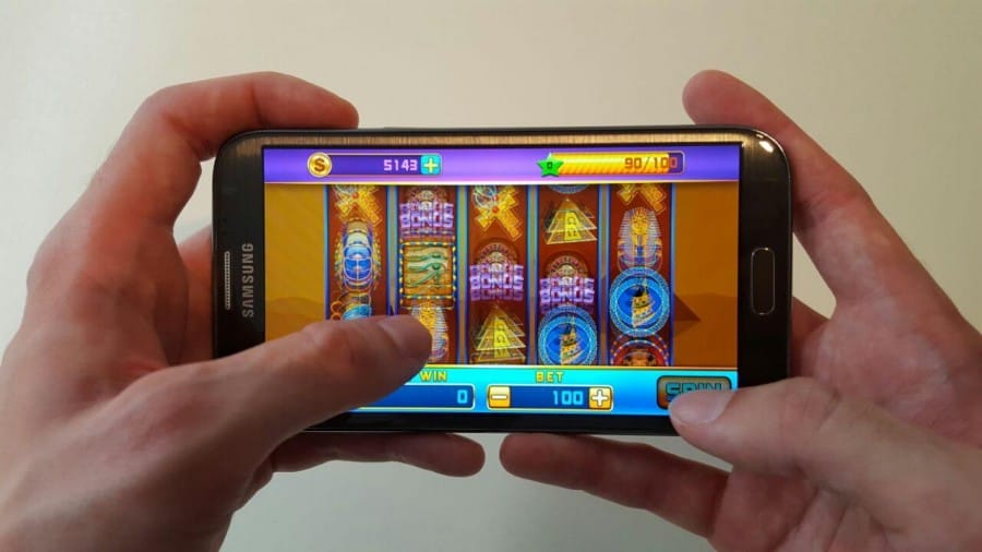 Fred-playing-Bonus-Slots (www.playandroid.com)